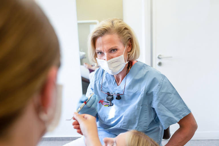 Karies ist in aller Munde – mit Vorsorge und Früherkennung schützen wir bei Hopmann & Maak in Lemförde Ihre Zähne.